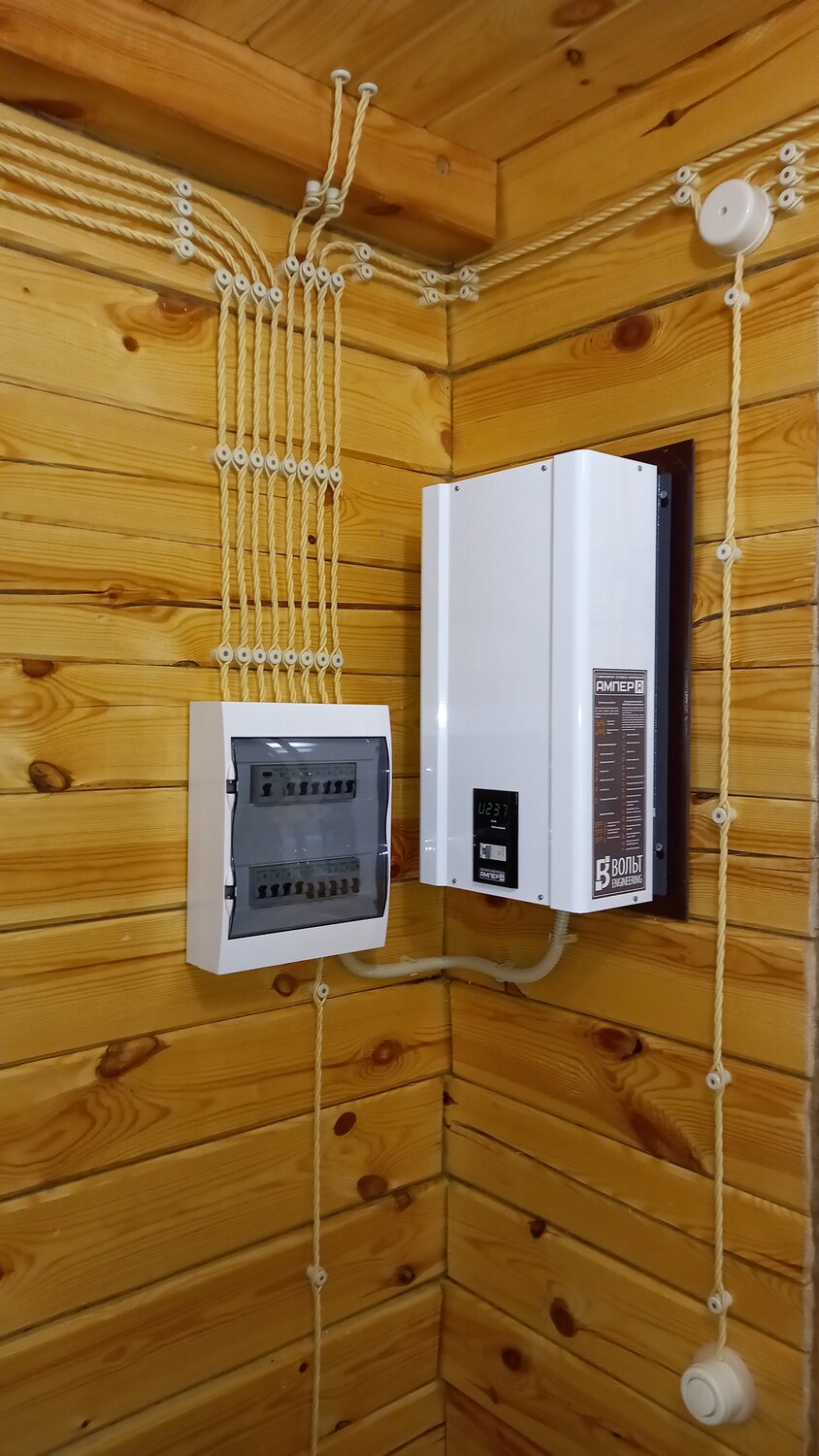 наружная электрика в деревянном доме, электрика в деревянном доме, электропроводка в деревянном доме, монтаж электропроводки в деревянном доме, монтаж открытой электропроводки