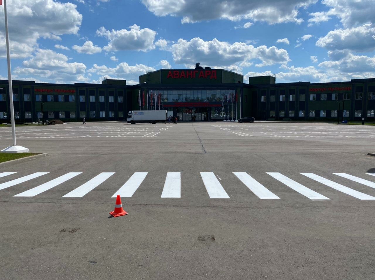 парковочные места, пешеходный переход, аэропорт haupt, дорога, автодром