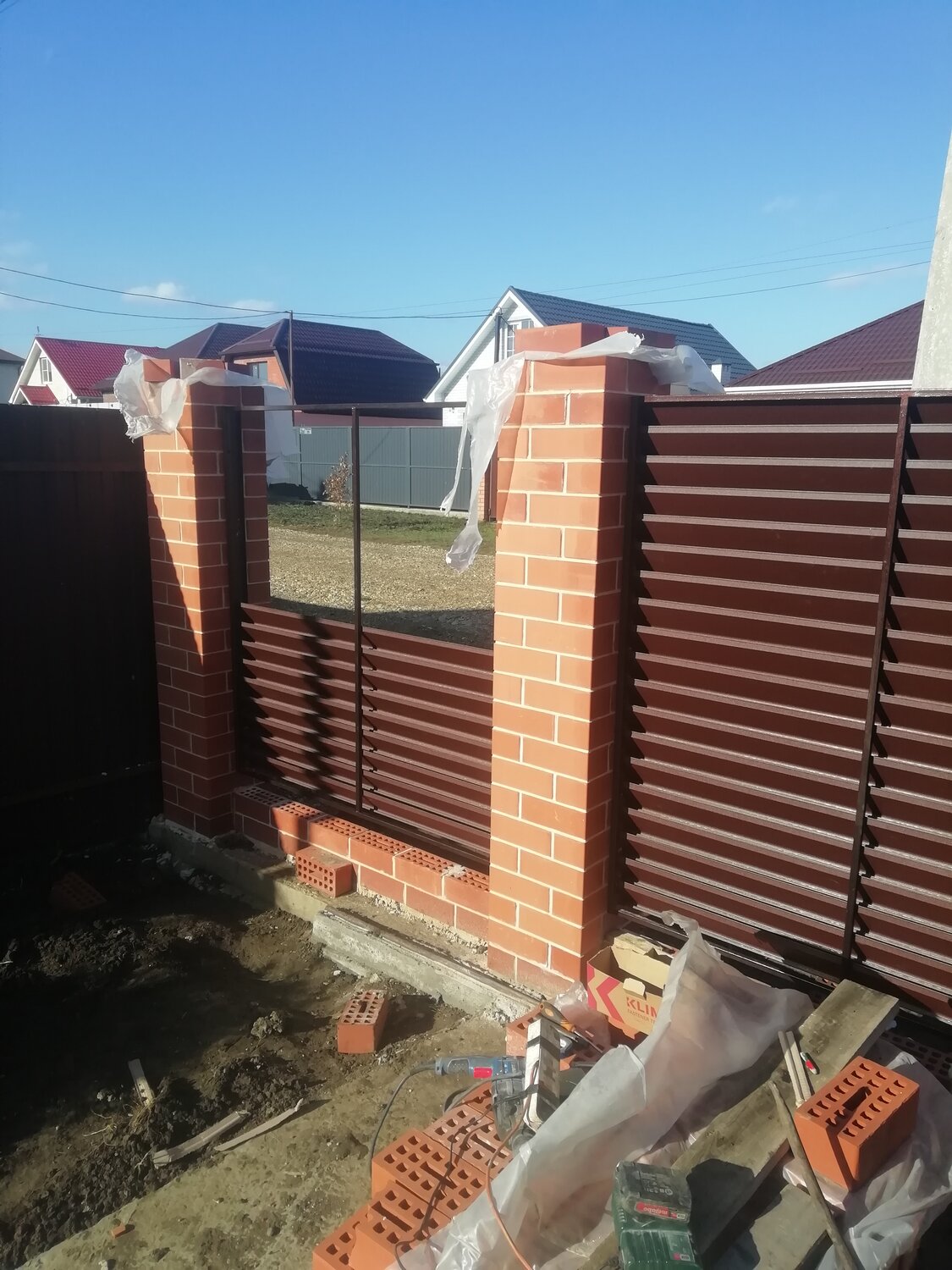 кирпичные столбы, кирпичный забор, забор кирпичные столбы, забор из кирпича и профнастила, имитация кирпичных столбов для забора