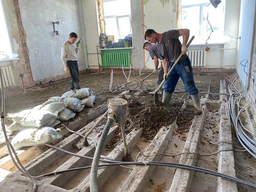 пенополистиролбетон стяжка пола, полусухая стяжка пола, механизированная стяжка пола в хрущевке, стяжка пола, станция для заливки стяжки пола