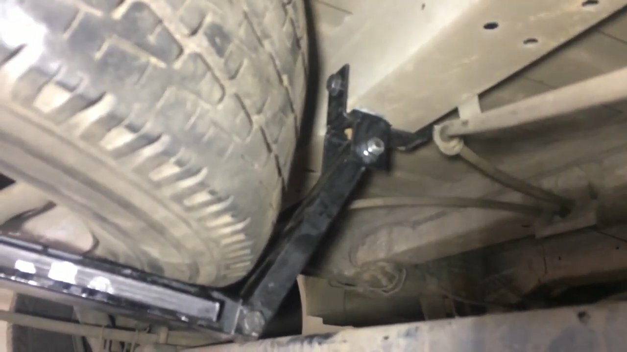 Установка запасного колеса автомобиля