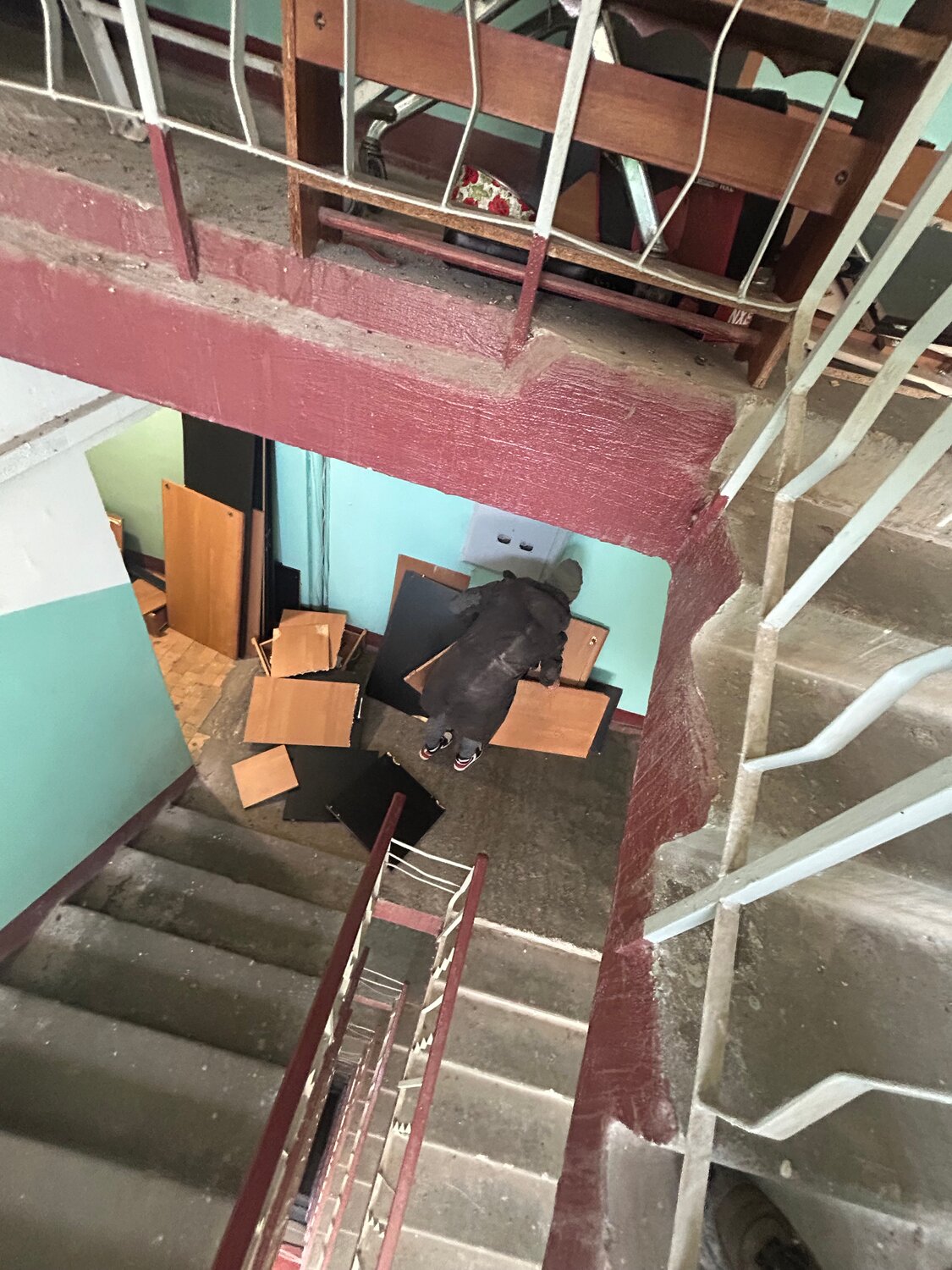 лестница подъезда, подъезд, хлам в подъезде, ступеньки в подъезде, под лестницей