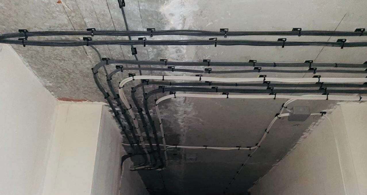 прокладка электропроводки, крепление кабеля к потолку, монтаж электропроводки, электромонтаж, электропроводка по потолку