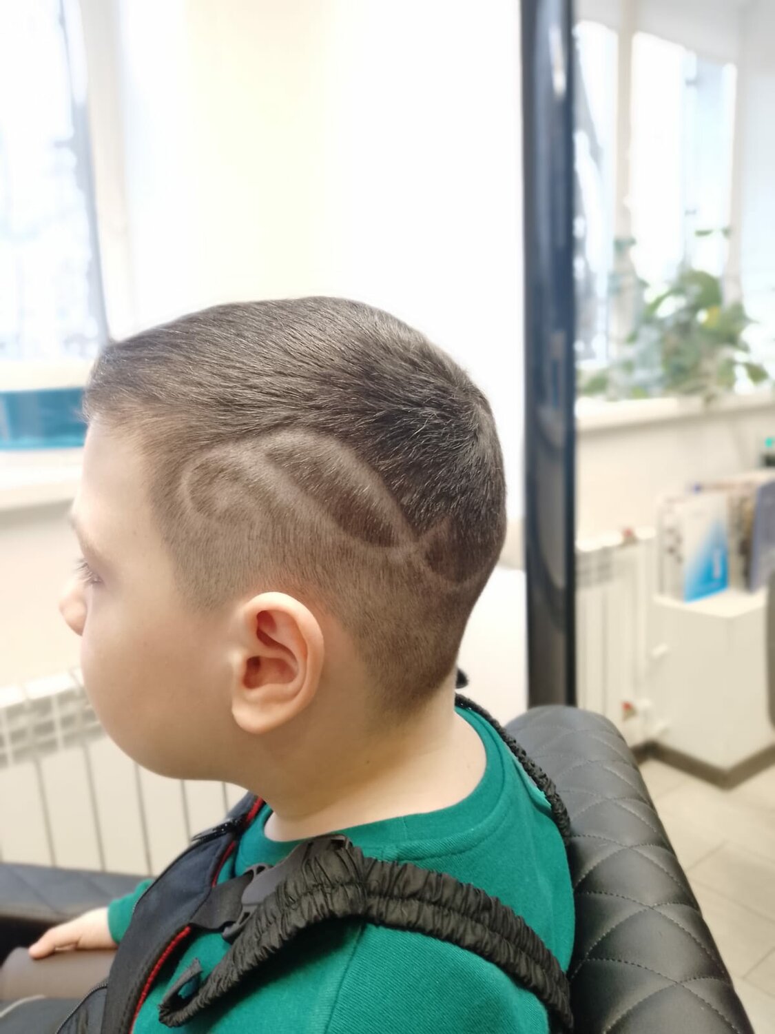 детские стрижки модные, детские стрижки с полосками, детские стильные стрижки, детские стрижки, фигурный выстриг для мальчиков на светлые волосы