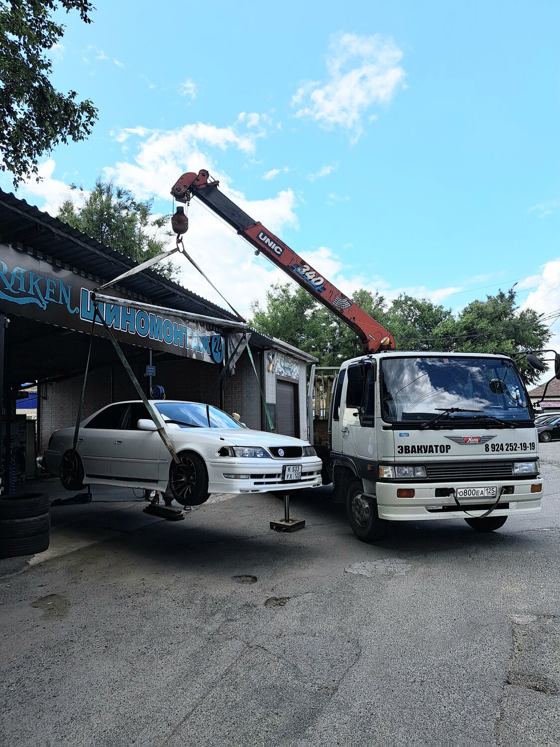 эвакуатор манипулятор, услуги эвакуатора, эвакуатор, грузовик hino, кран манипулятор