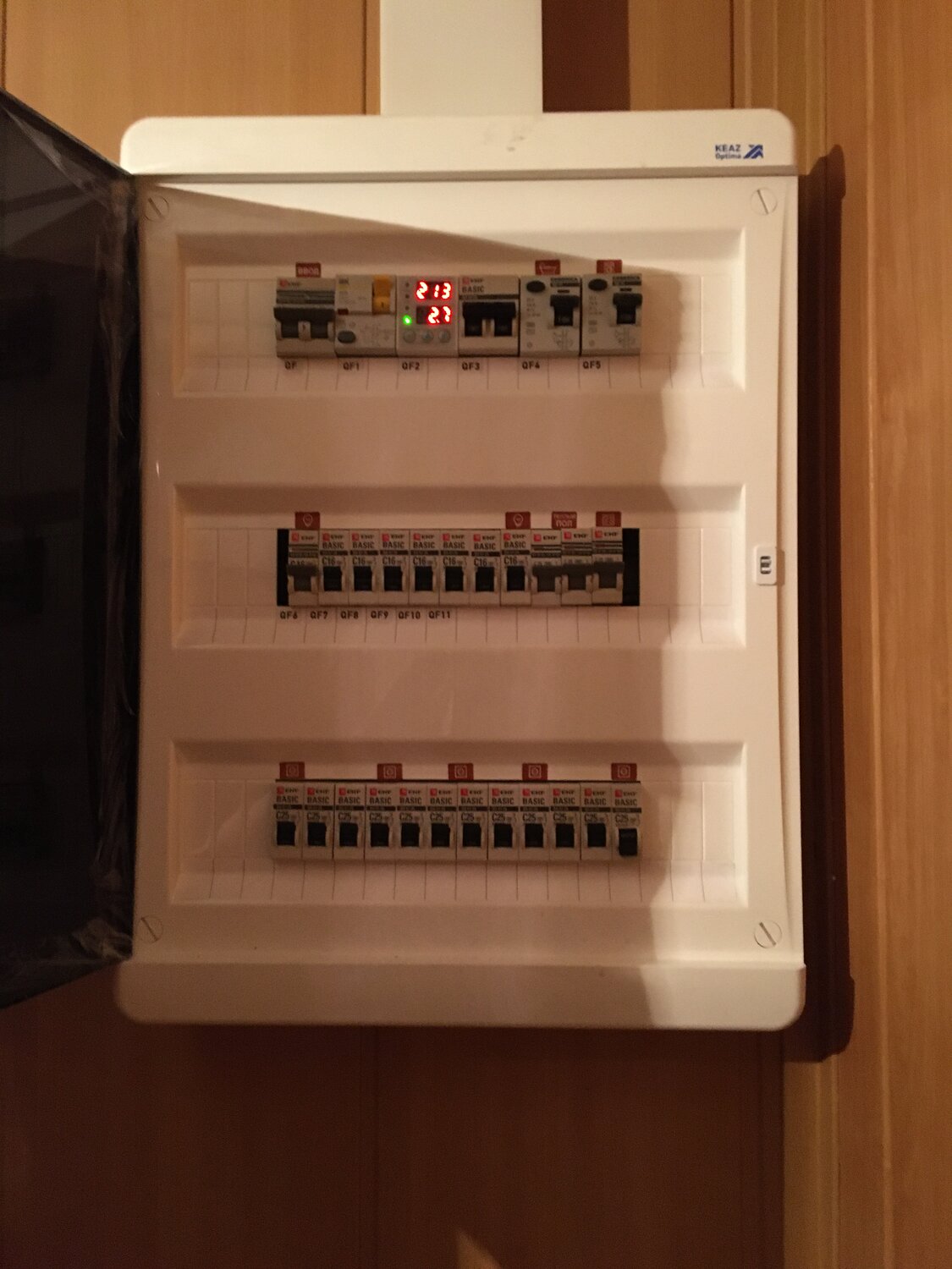 электрический щиток, электрический щит, щит распределительный квартирный, электрический щит в квартире, электрощиток