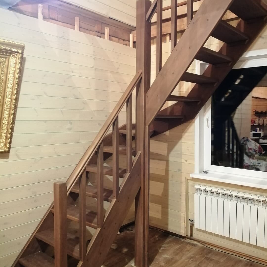 деревянные лестницы, лестница на второй этаж деревянная, лестница на второй этаж деревянная с забежными ступенями, г-образная лестница с забежными ступенями, лестница межэтажная деревянная цветовые решения
