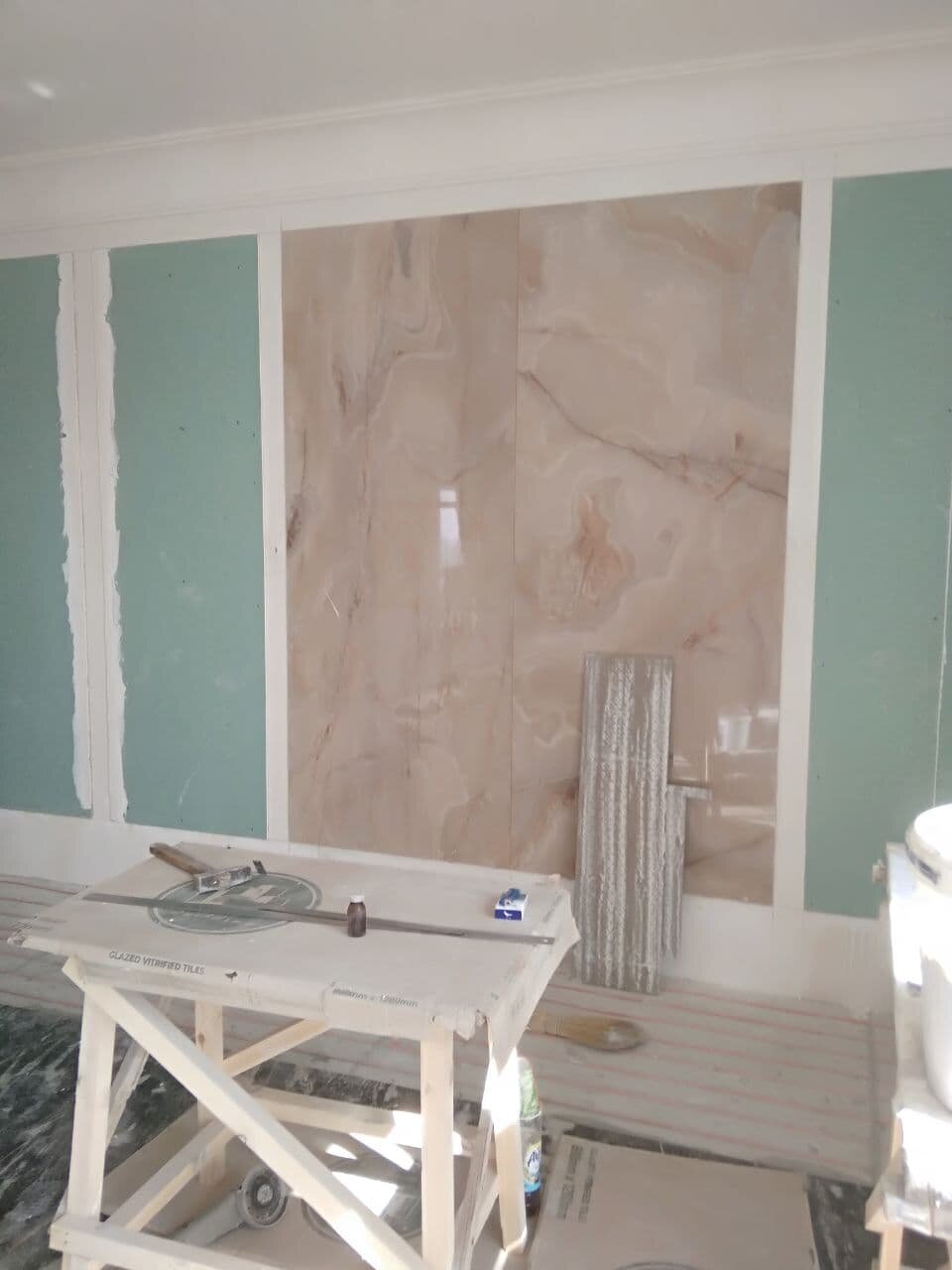 черновая штукатурка стен, покрасить гипсокартон, стен, дача окраска стен в комнате на 1 этаже по штукатурке, профессиональная покраска стен