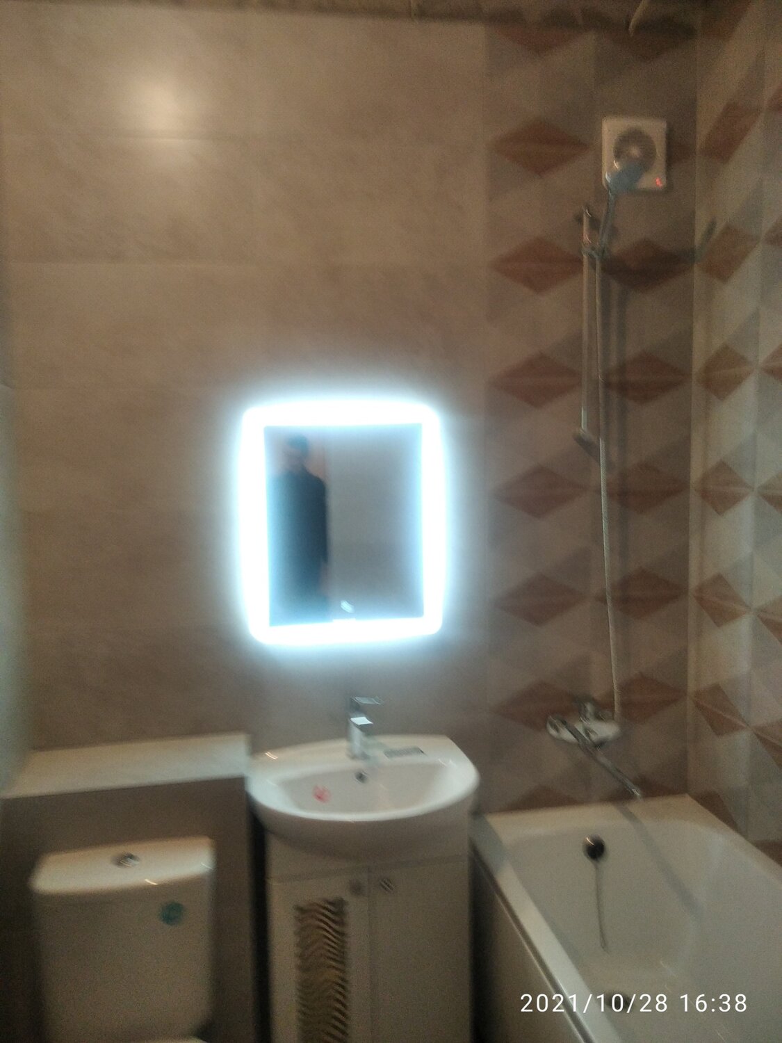 зеркало с подсветкой, зеркало с подсветкой по периметру 1600х800, зеркало для ванной, зеркало в ванну с подсветкой в багете, зеркало с подсветкой и розеткой