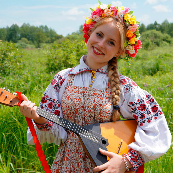 балалайка русский народный инструмент, русский с балалайкой, русские народные, девушка с балалайкой, русская балалайка
