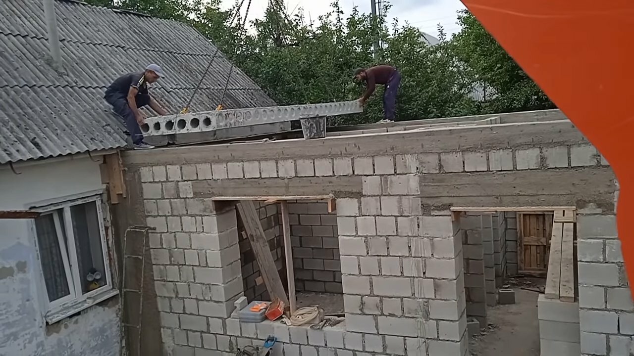 армопояс в доме из газобетона, пристрой из керамзитобетонных блоков, газобетонные блоки, кладка газобетонных блоков, армопояс под плиты перекрытия