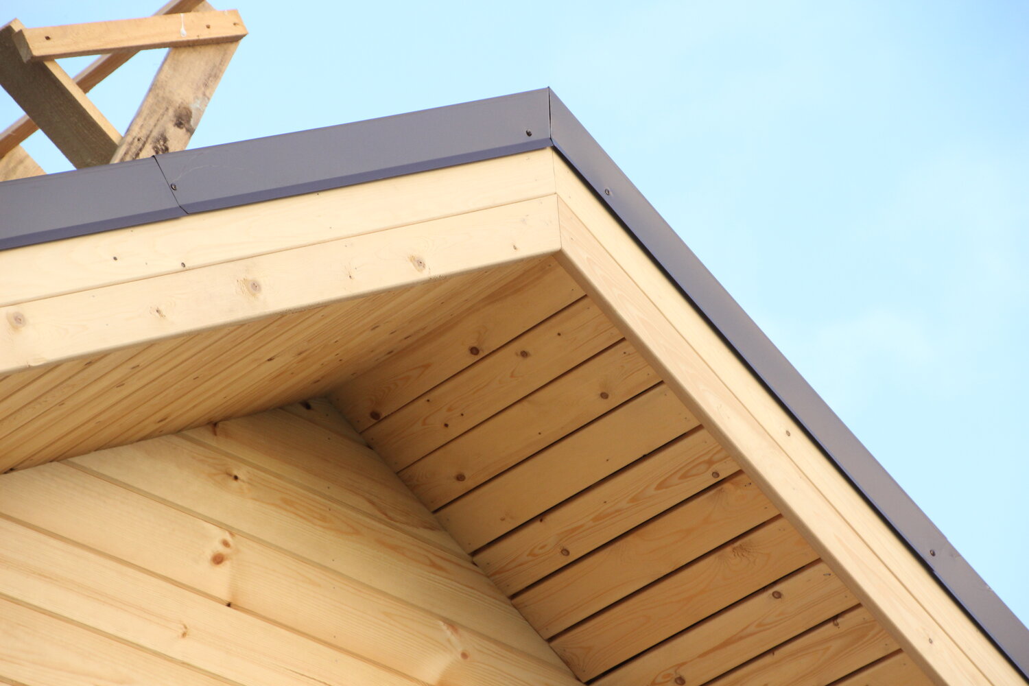 подшивка свесов крыши, подшивка карниза крыши, подшивка крыши, подшивка свесов стропил, подшив крыши