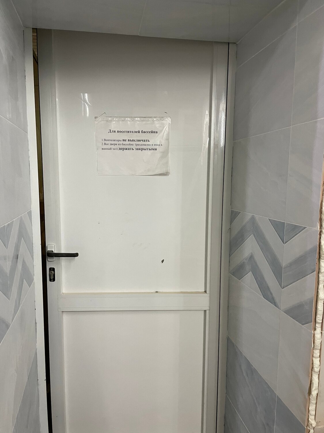 дверь, дверь пластиковая, туалет закрыт, туалет, городская больница