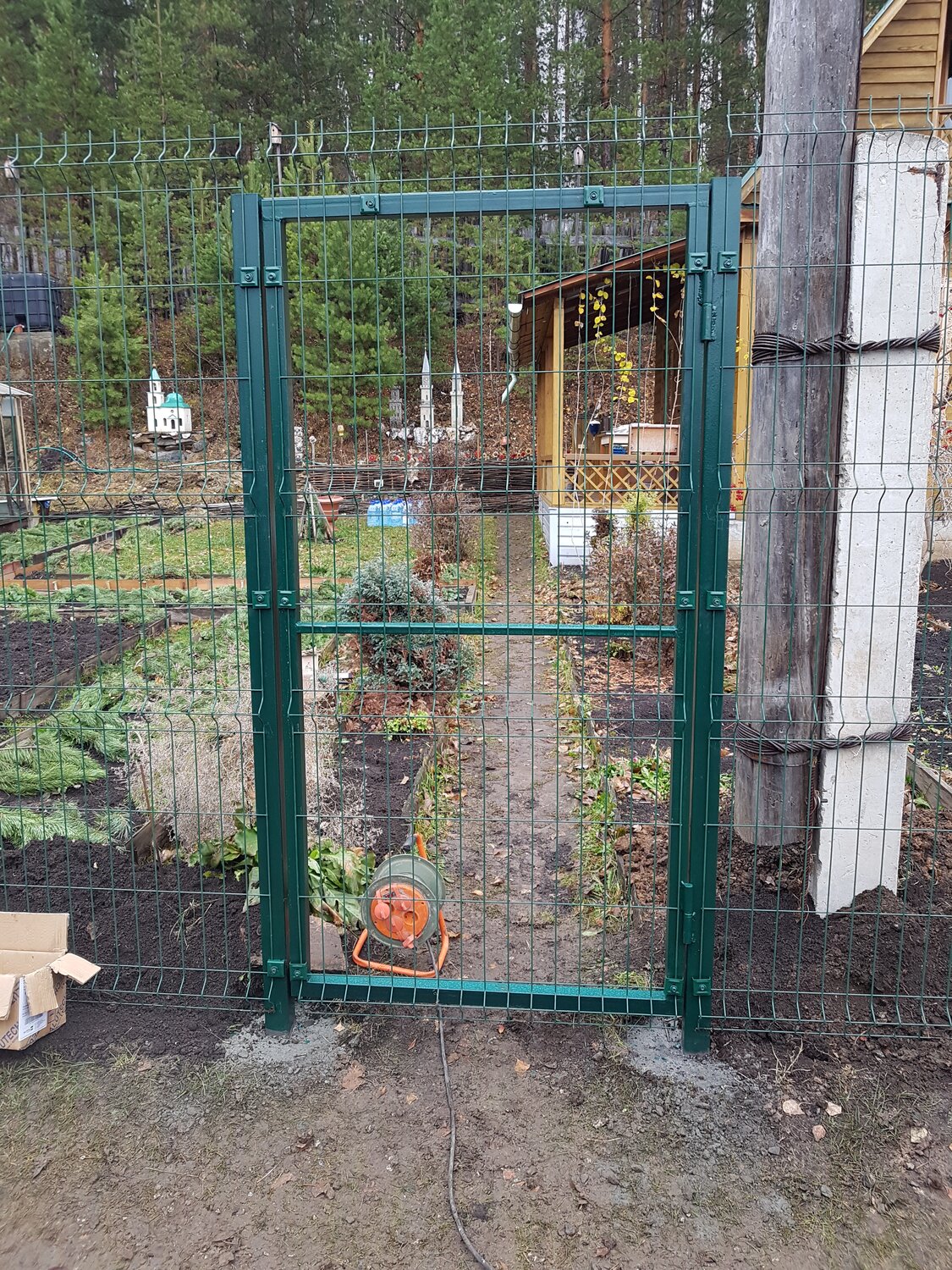 ворота из сетки, ворота из сетки рабицы, калитка из сетки рабицы, забор из сетки рабица, забор из сетки рабицы на металлических столбах