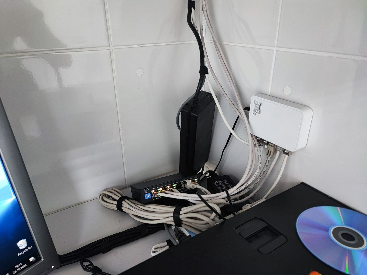 роутер маршрутизатор, роутер на столе и провода, wi fi роутер, роутер на стене, роутер из старого компьютера