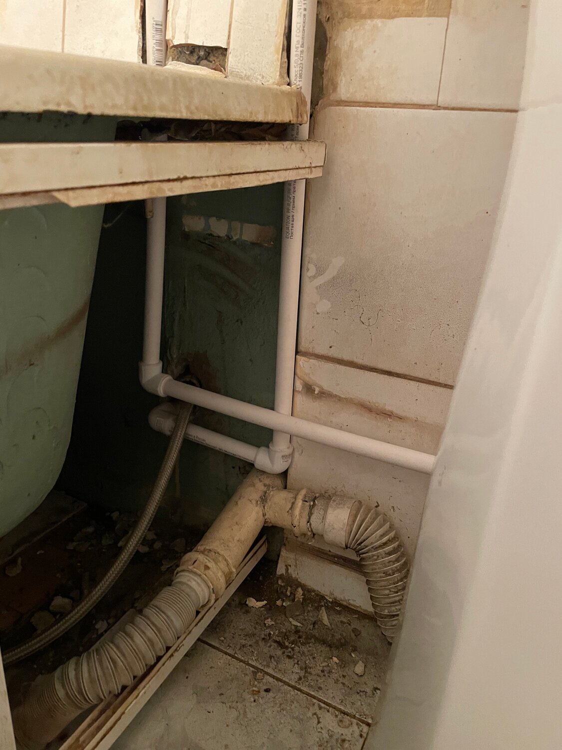 трубы в ванной, фановая труба в ванной, канализация в ванной, слив ванны, канализационные трубы