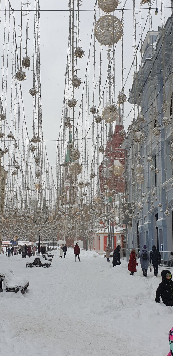москва, идет снег, никольская улица москвы весна, человек, москва в снегу