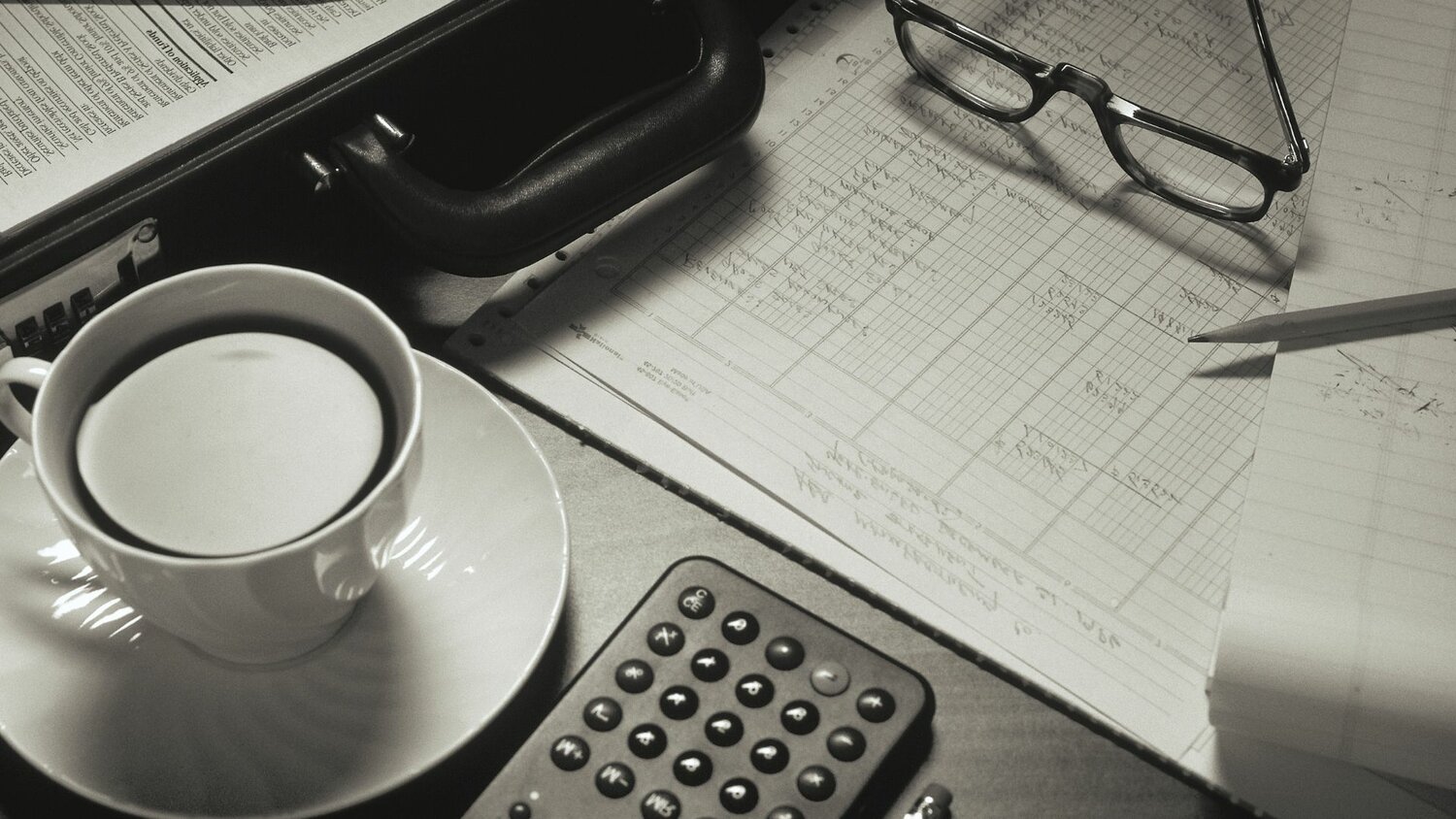 бизнес, человек, писательство фон темный, обои для linkedin, accounting