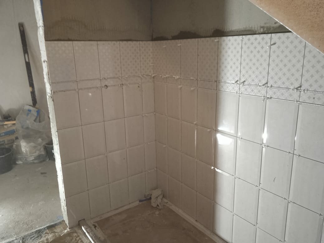 кафель, укладка плитки на стену, фартук над ванной из плитки, плитка на стену, укладка плитки