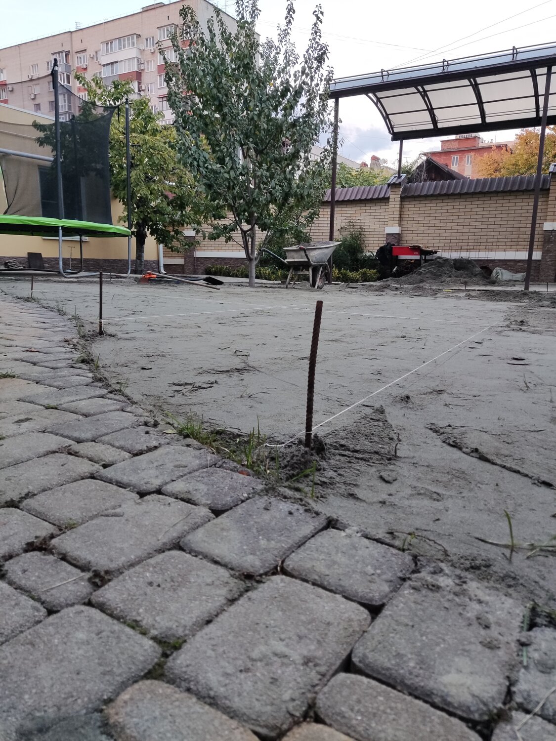тротуар, брусчатка, брусчатка у здания, гранитная брусчатка, тротуарная плитка