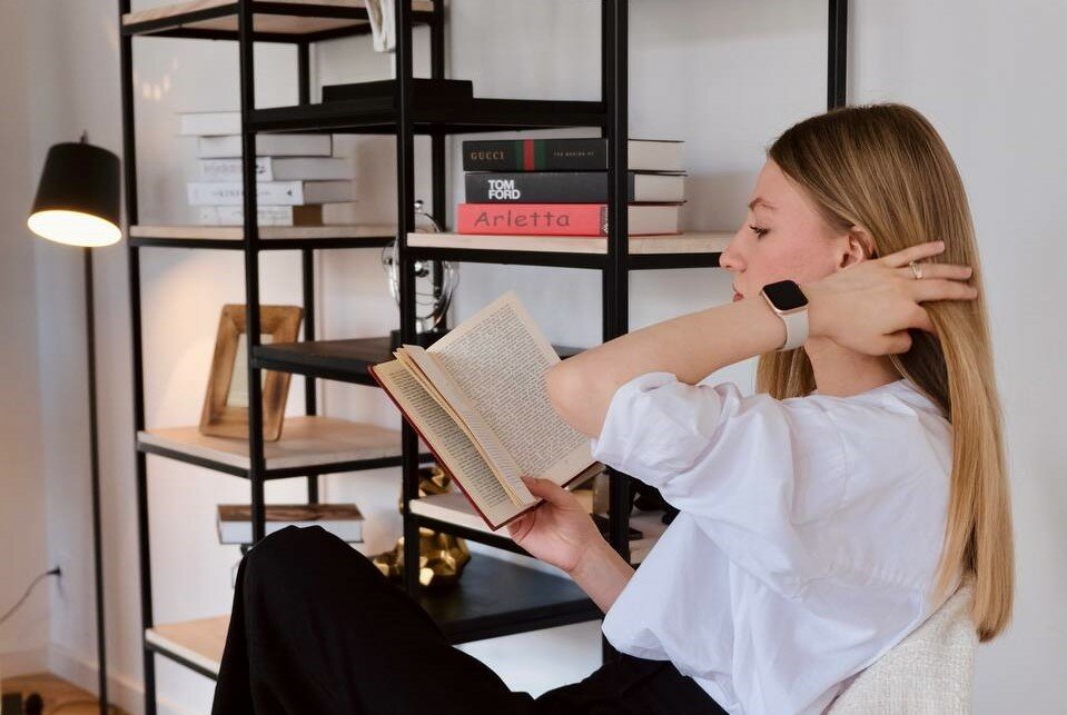 девушка, книжные новинки, женщина, книги, уставшая женщина