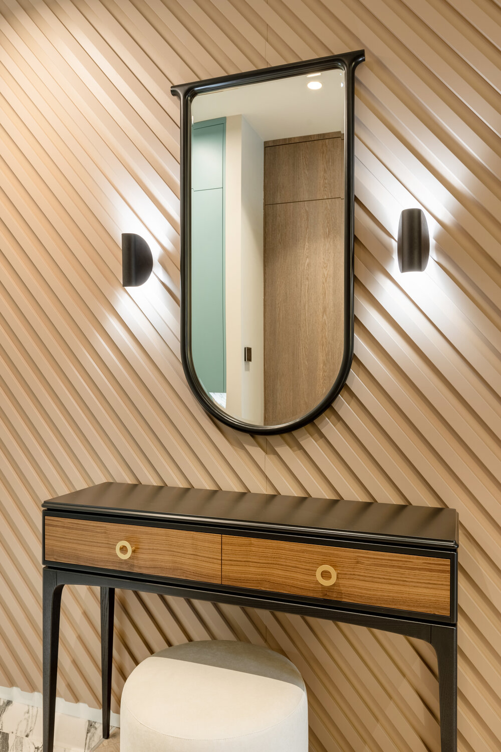 мебель, интерьер прихожей, дизайн интерьера, узкая консоль в прихожую, интерьер