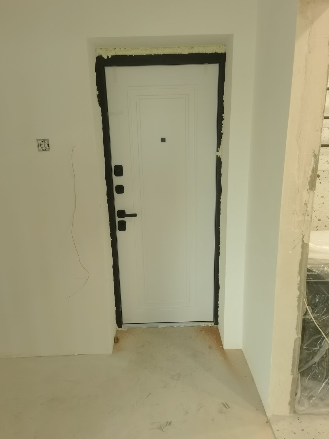 дверь, входная дверь, белая входная дверь, металлические двери, двери беленый дуб