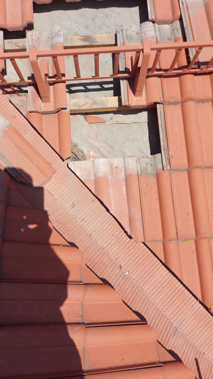 рыжая черепица, черепица, кровли, черепица браас ендова, кровля браас примыкание