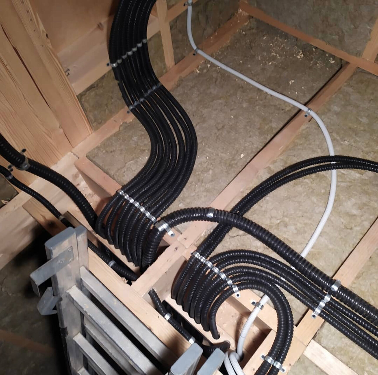 монтаж электропроводки в доме, монтаж электропроводки, монтаж кабеля, монтаж электропроводки в деревянном доме, электропроводка в деревянном доме