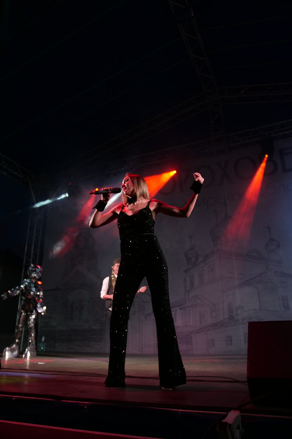темнота, кормухина ольга, тейлор свифт the eras tour, на сцене, рок певица