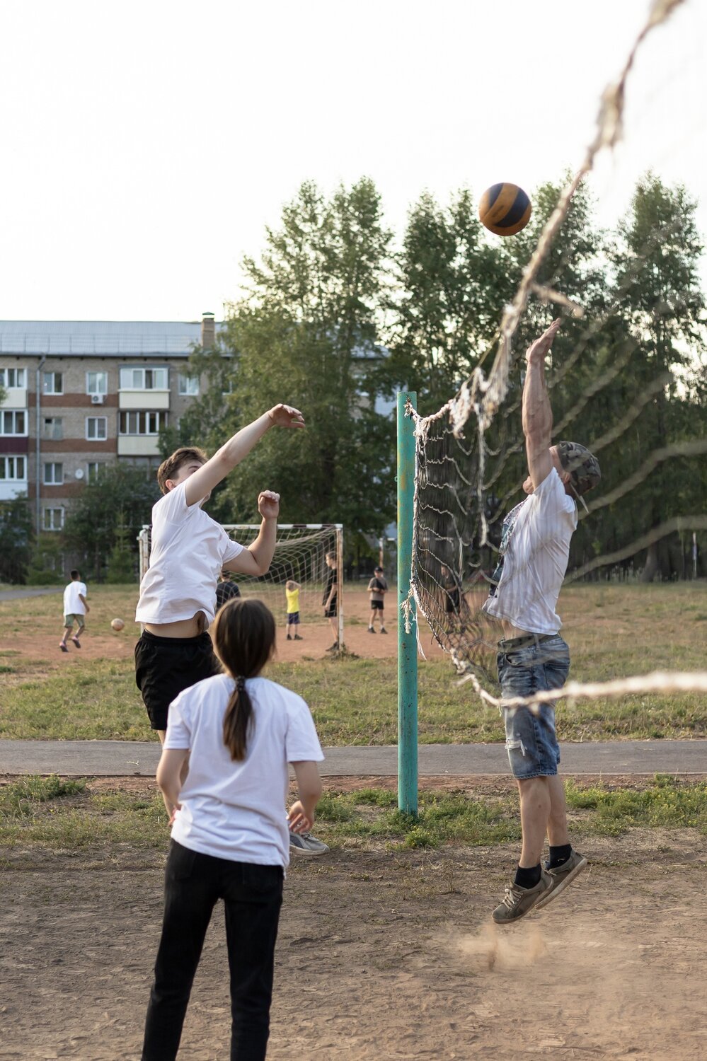 пионербол, игра пионербол, волейбольная площадка в саду, волейбол в лесу, сборы волейбол
