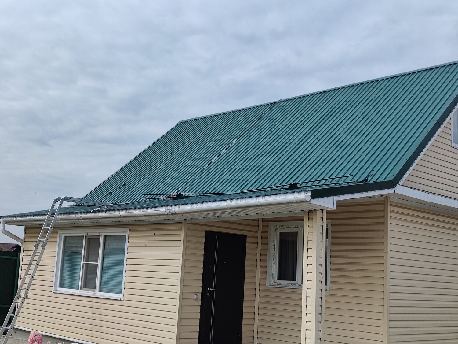 зеленый профнастил, крыша из профнастила, белый профнастил, профнастил крыша, крыша профлист