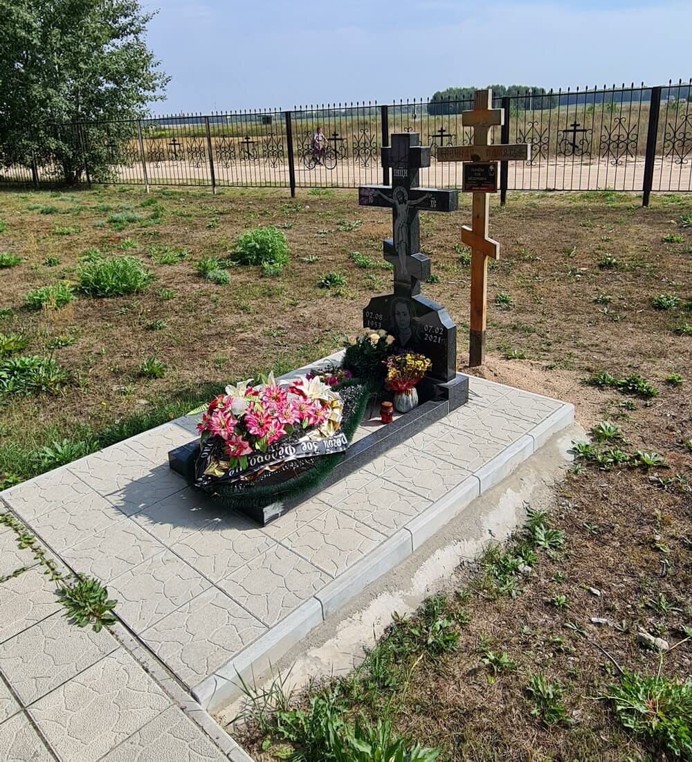 памятники надгробные, мансуровский гранит памятник крест, могила на кладбище, с кладбища, памятник крест на могилу