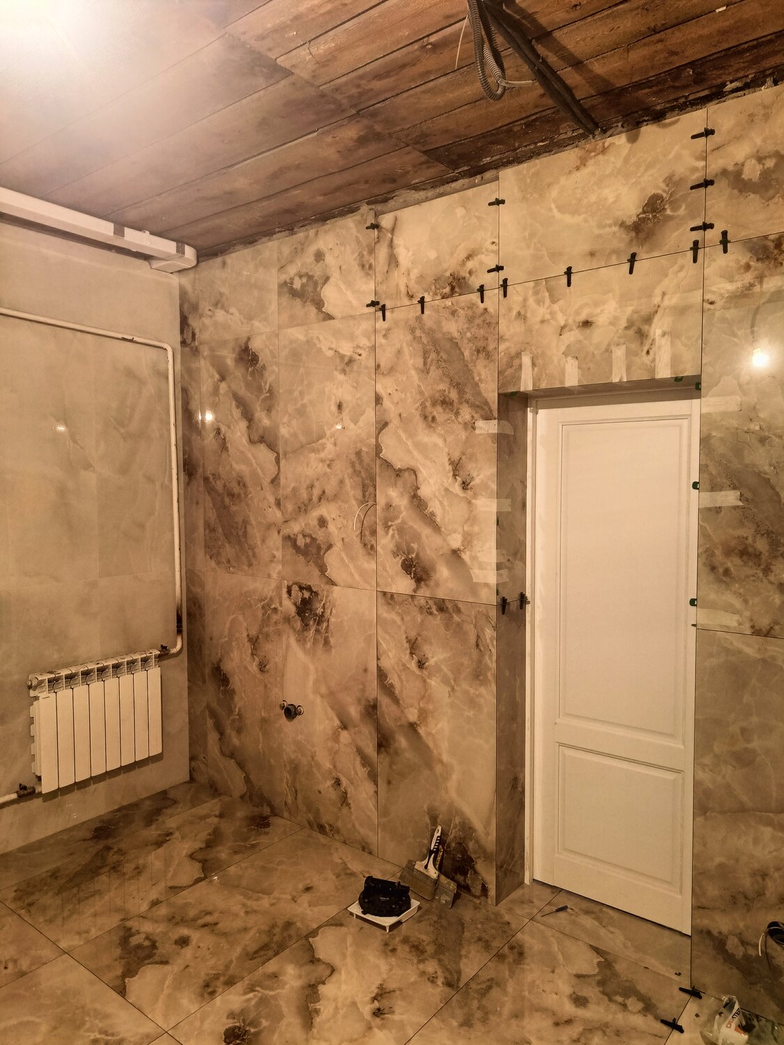 черновая отделка штукатурка, керамогранит на стену в ванной, плитка 120 на 60 в ванной, широкоформатный керамогранит на стену монтаж, венецианская штукатурка под мрамор