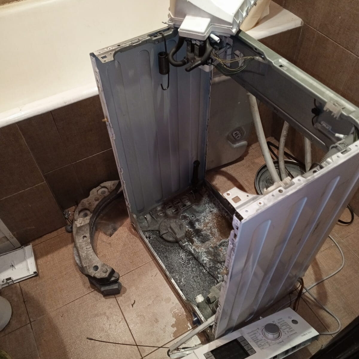 стиральная машина ремонт, разобранная стиральная машина, стиральная машина в разборе, мастер по ремонту стиральных машин, стиральная машинка