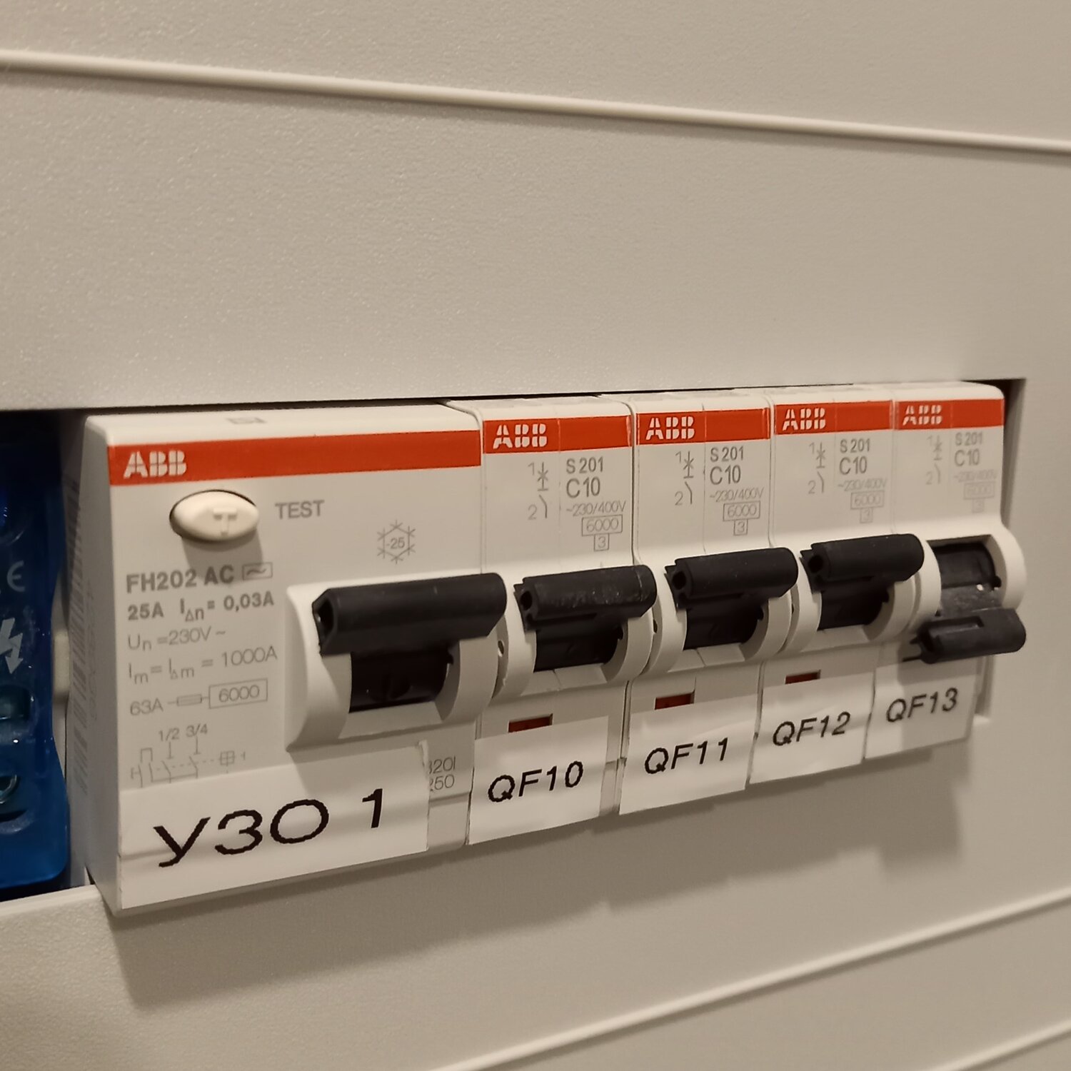 маркировка автоматов в электрощитке, маркировка abb в распределительный щит, маркировка автоматов в щите, маркировка автоматов в щитке, маркировка автоматов