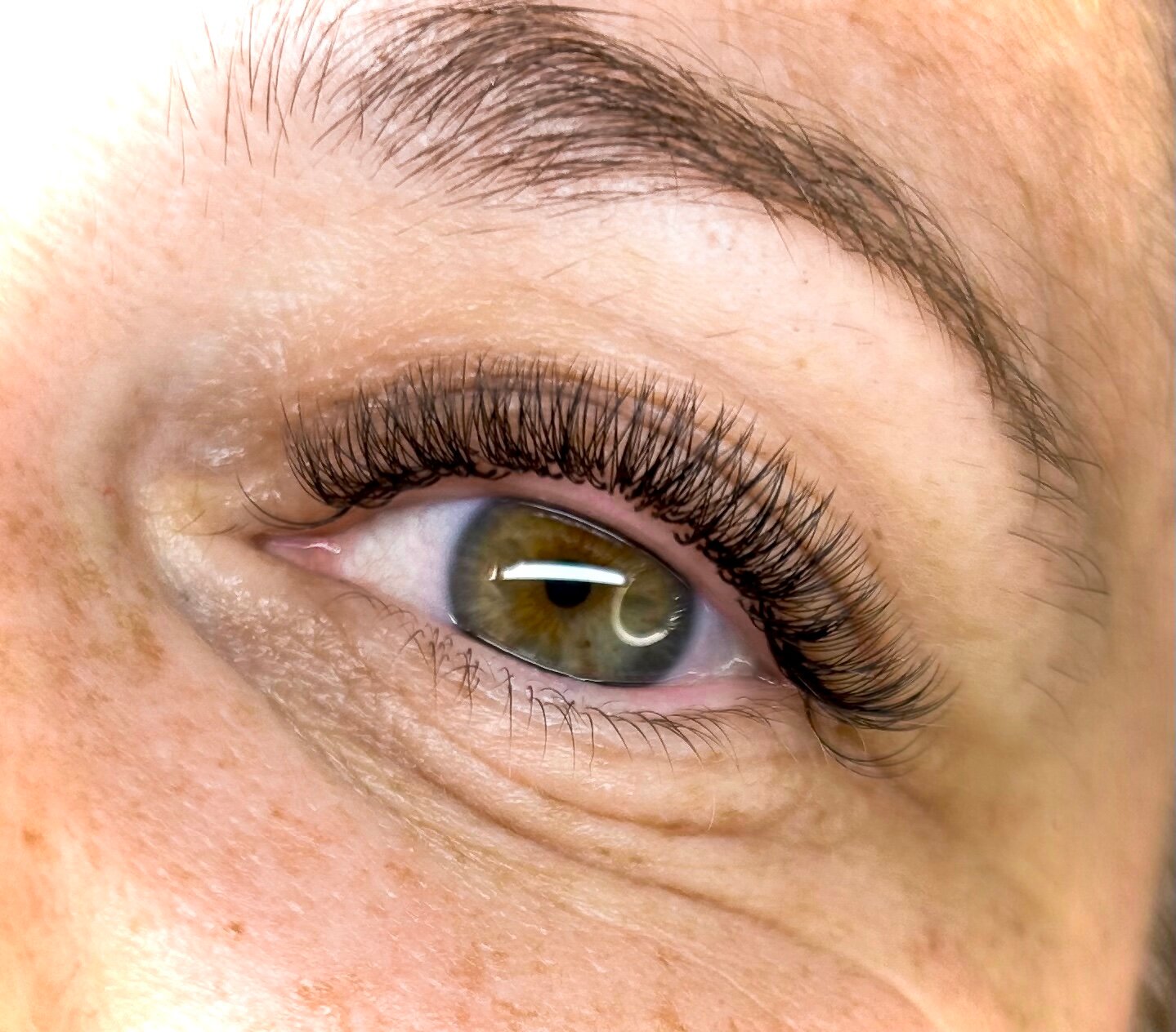 коричневые нарощенные ресницы 2 д, наращивание ресниц 2 д, ресницы мокко, наращивание ресниц 2д классика натуральный эффект, наращивание ресниц классика 2 д