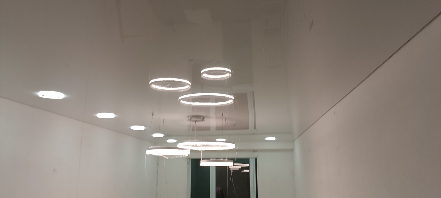 световая линия на натяжном потолке, atelier sedap светильники, светодиодная люстра, современные светодиодные люстры, световая линия на потолке