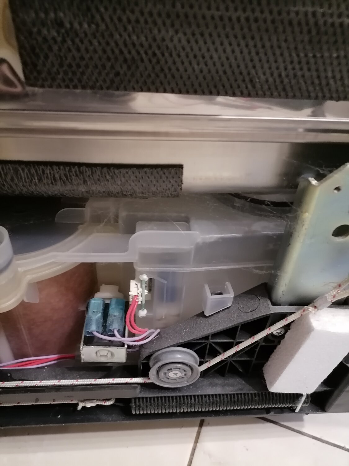 механизм открывания дверцы бош посудомойки, посудомоечная машина bosch, доводчик посудомоечной машины bosch, посудомойка, посудомойка бош