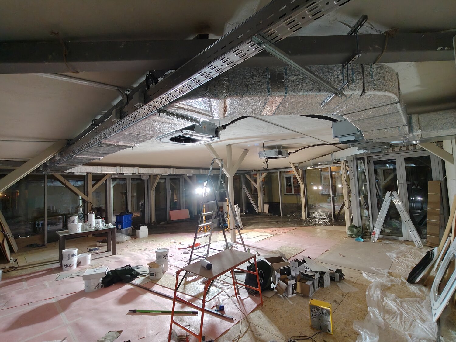 коммуникации на потолке, монтаж вентиляции, вентиляция в помещении, потолок с открытыми коммуникациями, помещение