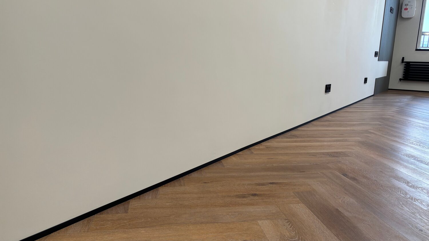 теневой плинтус, плинтус, встраиваемый плинтус, теневой плинтус в интерьере, теневой плинтус для пола