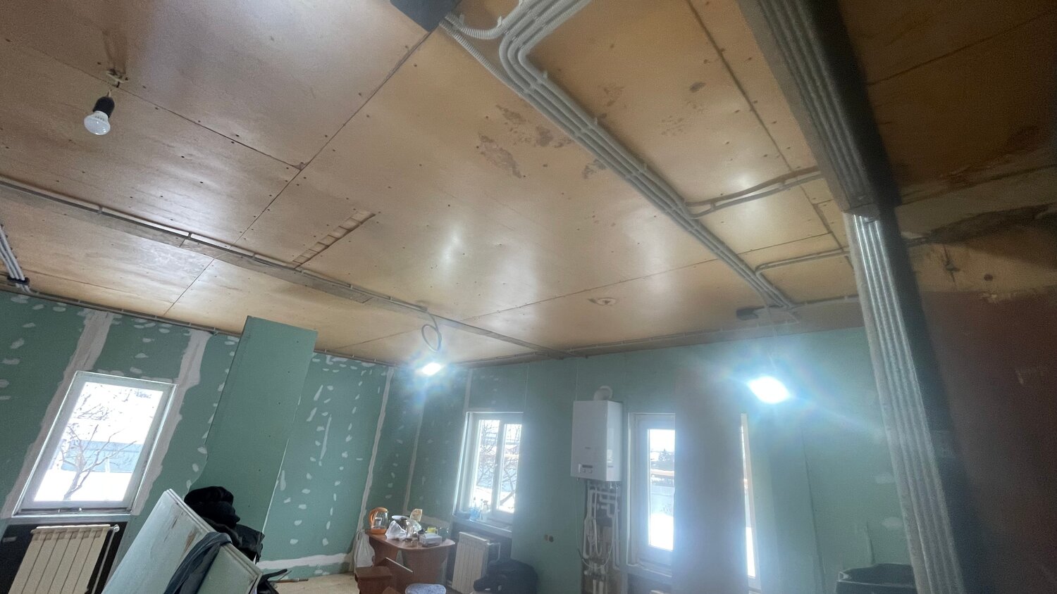 внутренняя отделка дома из сип панелей, шумоизоляция для потолка, отделка сип панелей внутри, гипсокартон на потолке, гипсокартон