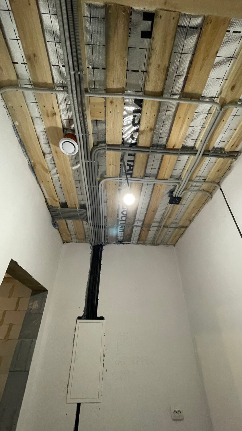 монтаж электропроводки, монтаж электропроводки в деревянном доме, монтаж электропроводки в доме, электрика в деревянном доме, монтаж электрики