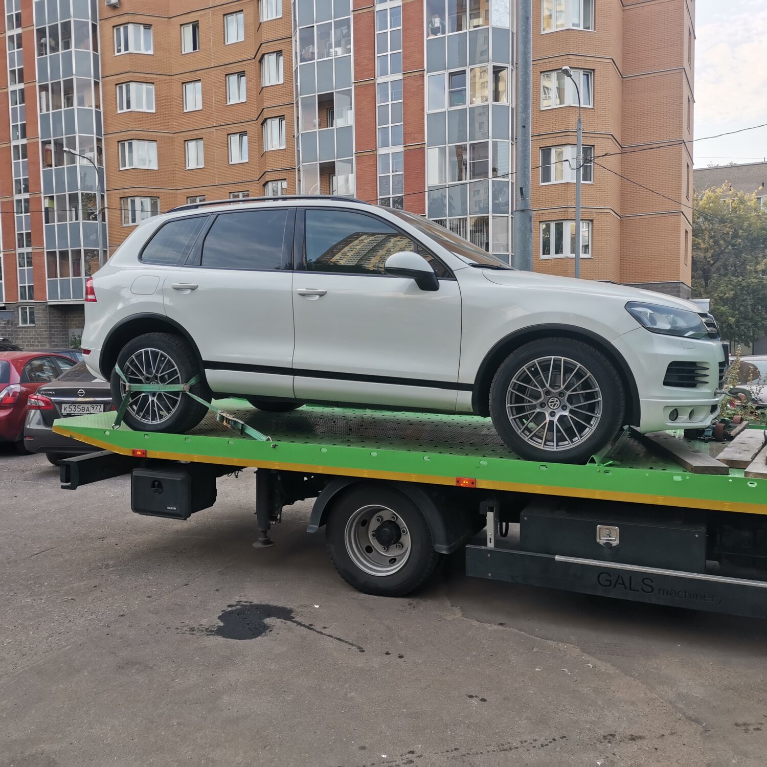 volkswagen touareg 2, эвакуатор, машина на эвакуаторе, услуги эвакуатора, touareg volkswagen