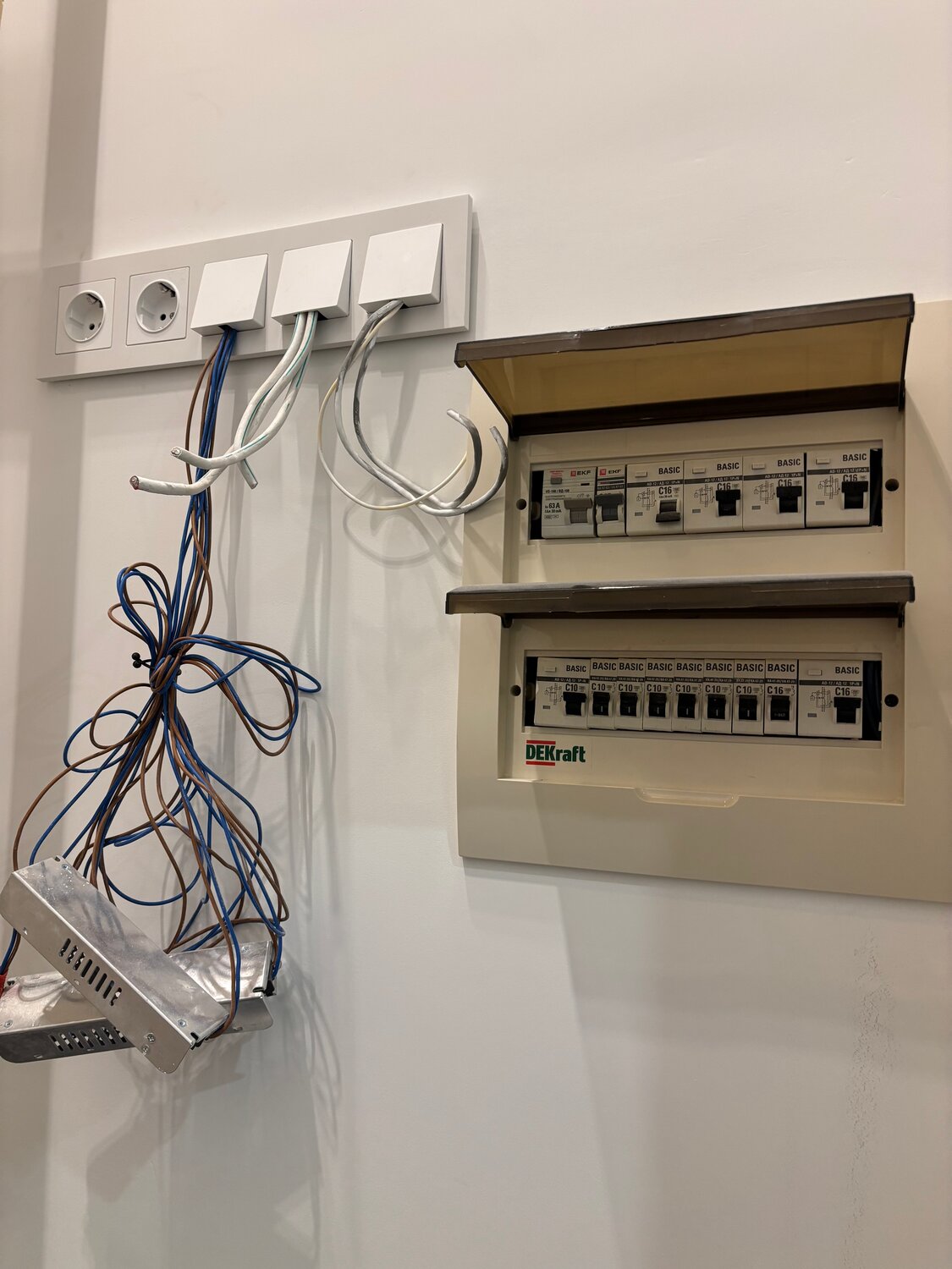 электрика, слаботочный распределительный щит, монтаж электрики, услуги электрика, электромонтажные работы
