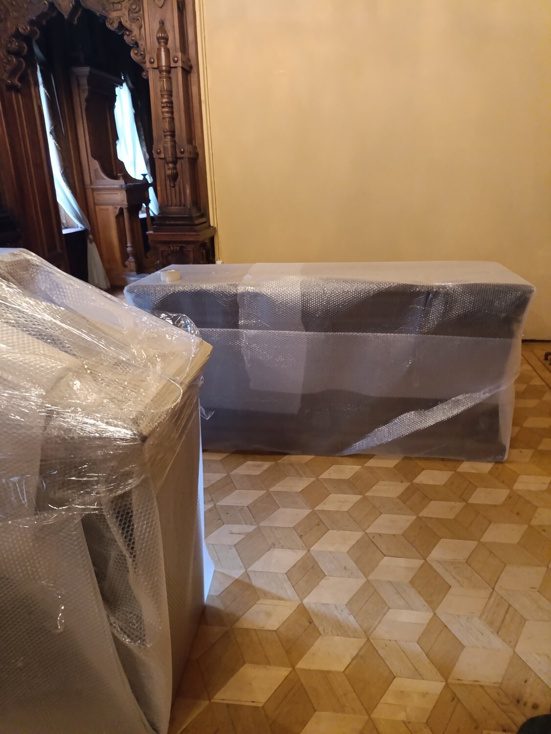 гробница александра невского в эрмитаже, упаковка мебели, саркофаг александра невского, деревянная мебель, мебели