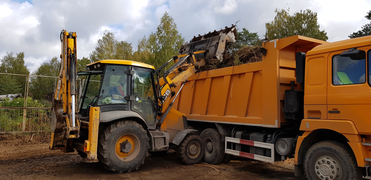 экскаватор-погрузчик jcb грузит на самосвал, экскаватор погрузчик jcb самосвал, jcb 3cx грузит самосвал, погрузка грунта jcb 3cx, спецтехника самосвал