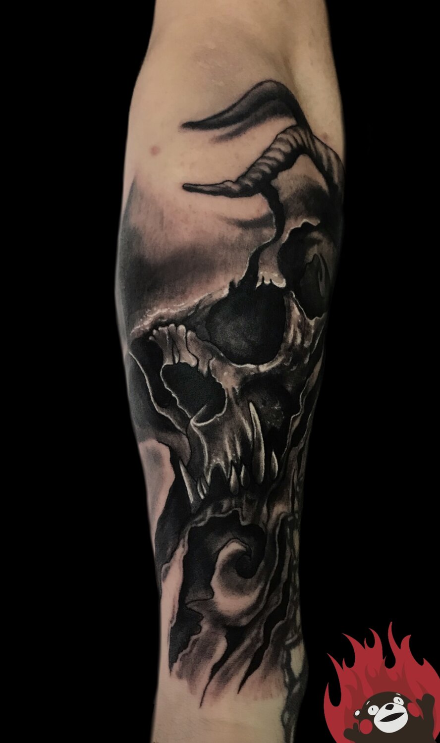 тату череп на предплечье, татуировка, череп и лес тату, tattoo, тату на предплечье черепа с дымом