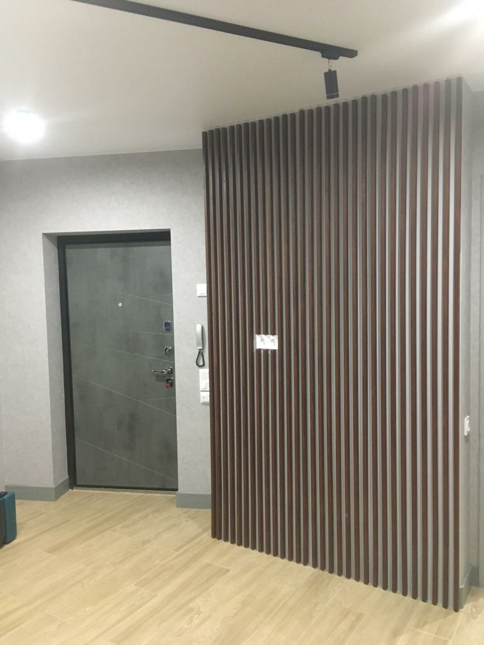 мдф панель "вертикальные рейки" h2530, реечные перегородки, отделка стен рейками, 3д панель панель рейка тикс, декоративные рейки в прихожей