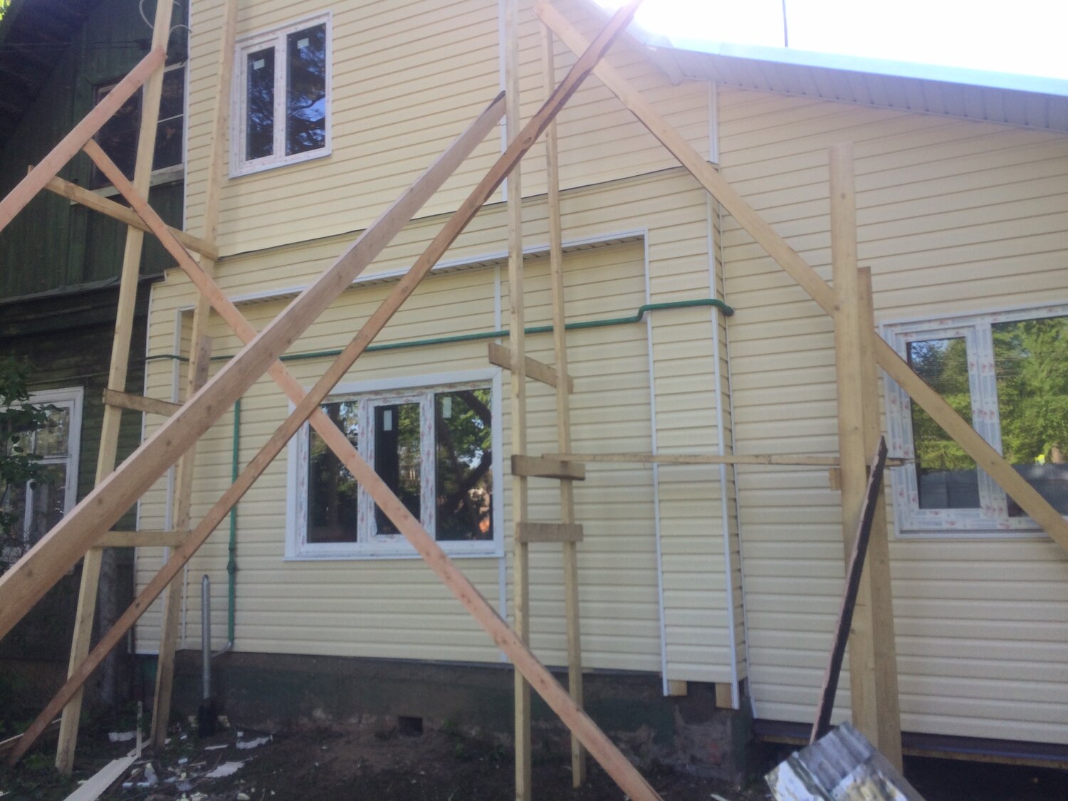 Монтаж фасада из винилового сайдинга